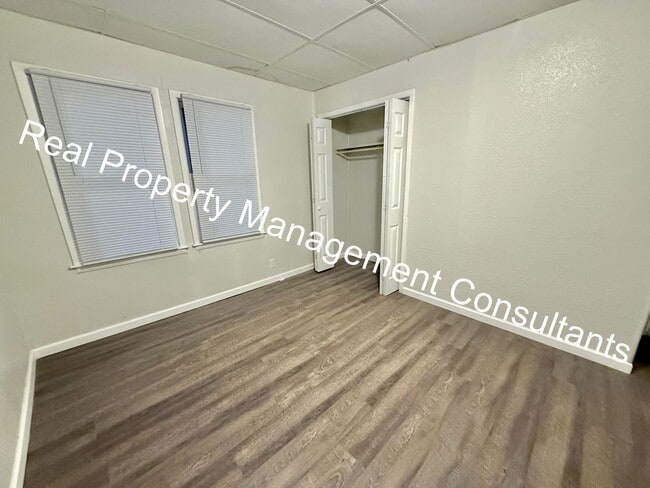 Building Photo - 3 Bed 2 Bath Duplex Now Available!