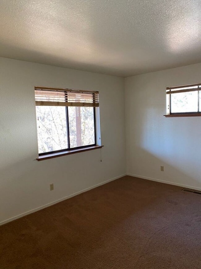 Building Photo - Very nice and comfortable Alta Sierra Home