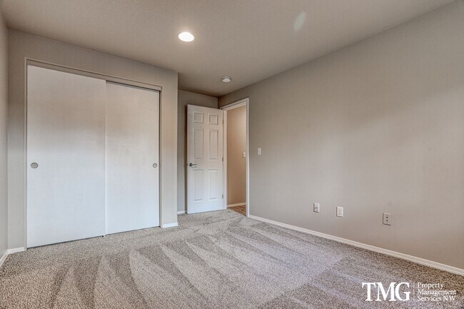 Building Photo - **MI Special: Feb Rent Free!!** 4 Bed 2.5 Bath Home Near Parks, Shopping, and Dining. Main Level ...