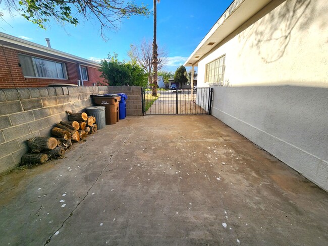 Building Photo - 414 Phillips Dr