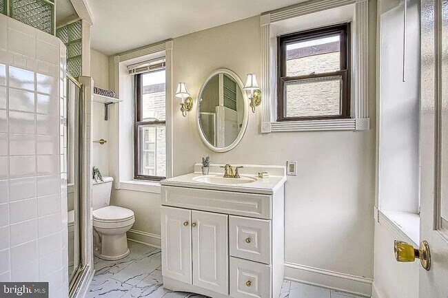 Building Photo - 400 E Cross St