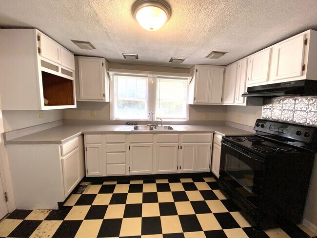 Building Photo - Kenwick Bungalow            20260620