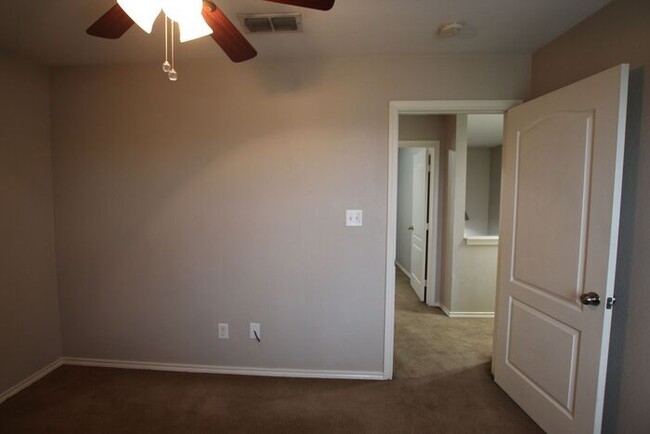 Building Photo - Tour Today! 2 Bed 1.5 Bath Townhome in Lin...