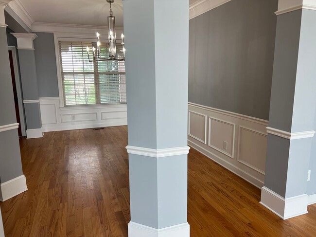 Building Photo - 1602 Newstead Terrace