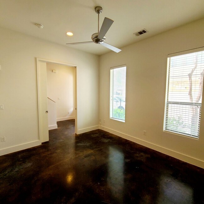 Building Photo - Spacious 3-Story Townhouse With Rooftop De...