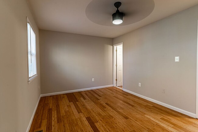 Building Photo - 3 Bed, 3 Level Townhome