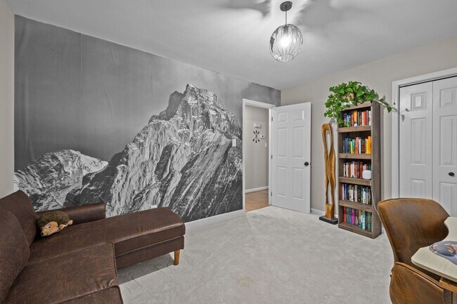 Building Photo - Adorable End-Unit Townhome in Desirable No...