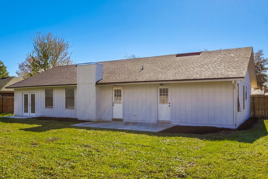 Building Photo - 818 Elmwood St