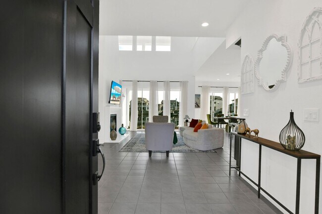 Building Photo - Waterfront Beauty