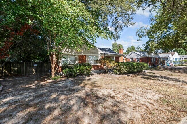 Building Photo - 1139 Russwood Rd