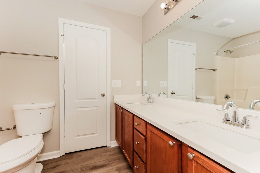 Building Photo - 2805 Windcrest Tr