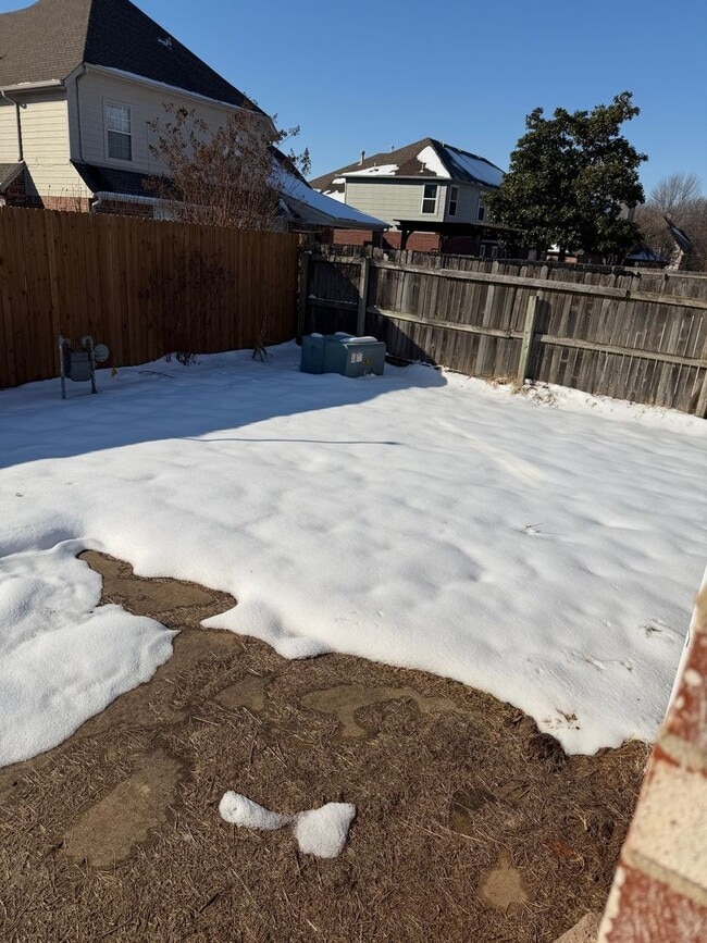 Building Photo - This charming single story 3 bedroom, 2 bath home with the convenience and an unbeatable location.