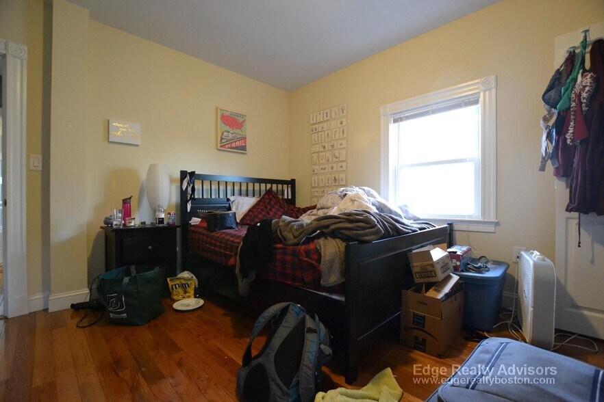 Building Photo - 40 Montcalm Ave
