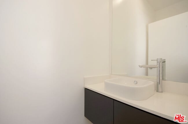 Building Photo - 860 S Wilton Pl