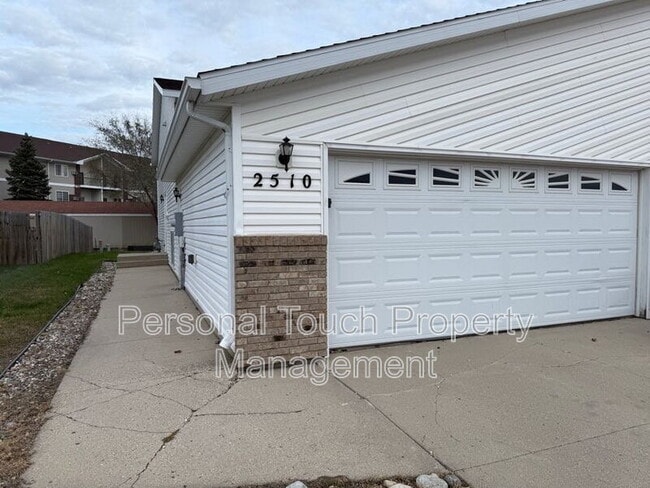 Building Photo - 2510 Amber Valley Ct S