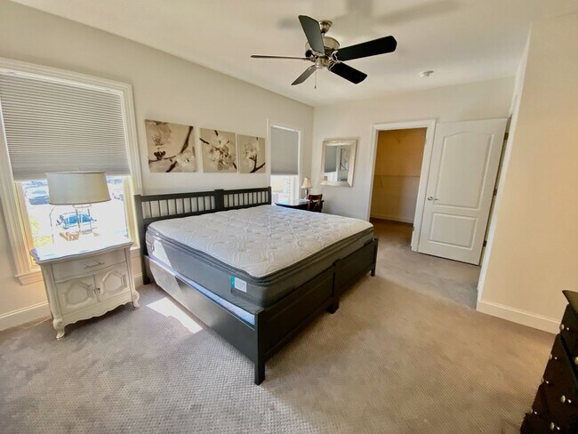 Building Photo - SIENA Place/PACKER PARK CORNER 4 Bedroom/2...