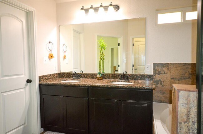 Building Photo - 5632 Sabbia Dr