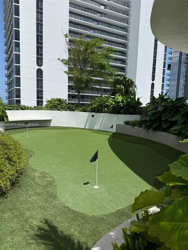 Building Photo - 700 NE 24th St