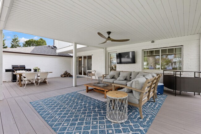 Building Photo - 80 Soundview Dr