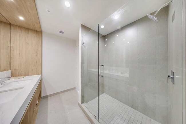 Building Photo - 698 N Miami Ave