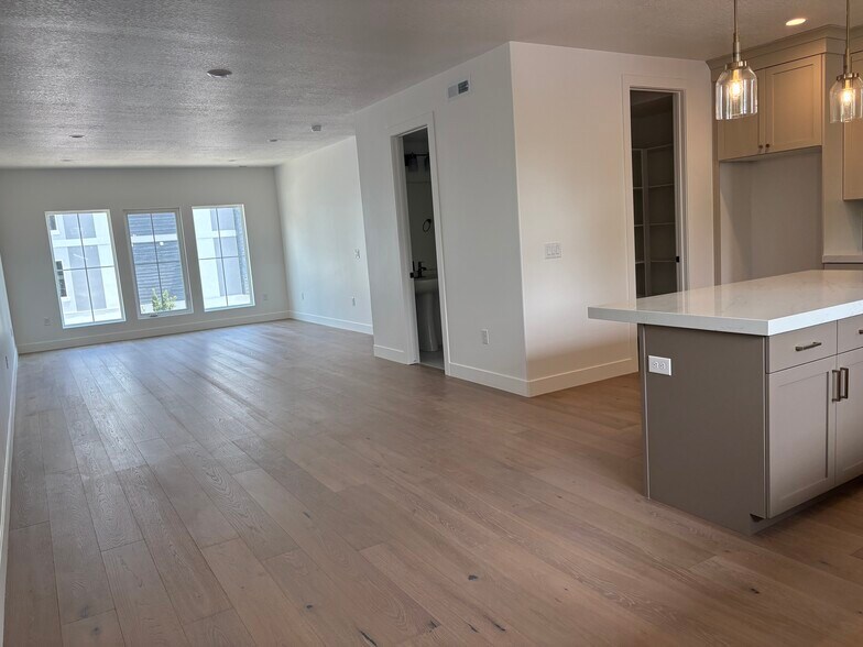 Building Photo - 17 N 1000 W