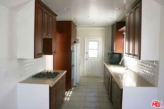 Building Photo - 418 S Roxbury Dr
