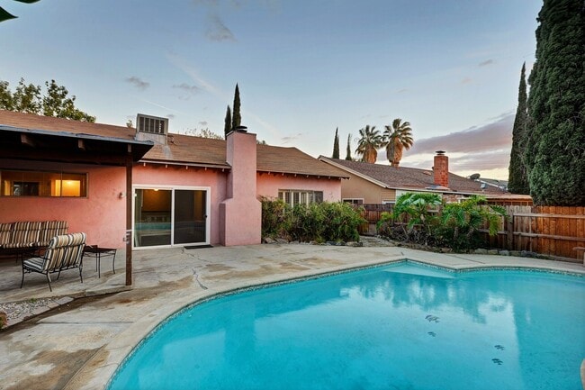 Building Photo - Charming Single-Story Pool Home in Prime Northridge Location