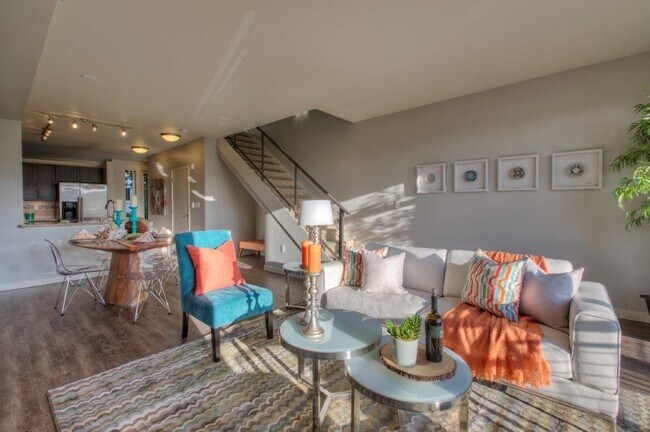 Building Photo - Roomy Townhouse in Downtown Burien, Excellent Walkable location!