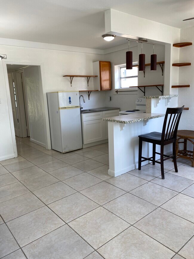 Building Photo - 926 N 16th Ave