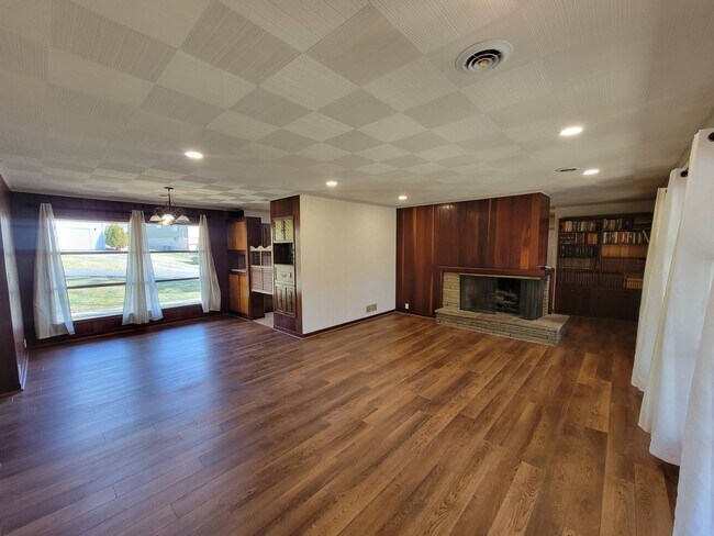 Building Photo - 477 Civitan St