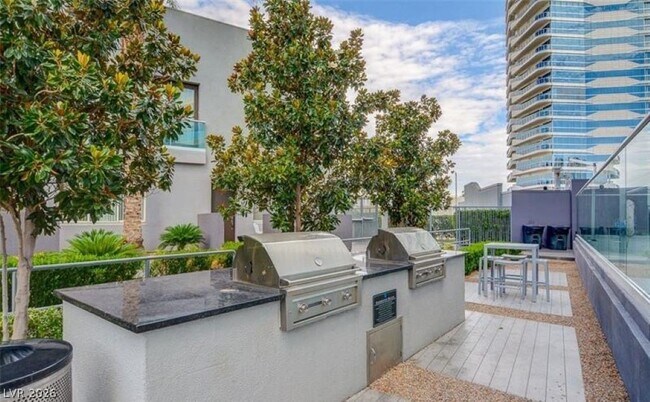 Building Photo - 4525 Dean Martin Dr