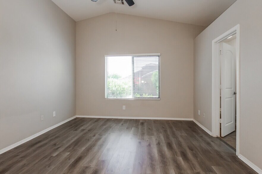 Building Photo - 15227 W Fillmore St