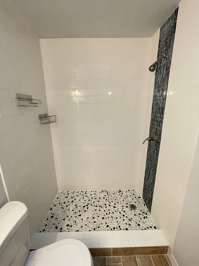 Building Photo - Beautiful Single Family Home! $2395/1085ft2-South Sarasota, 3-Bed/2-Bath, Fully Renovated: Annual...