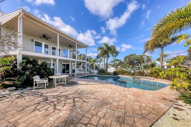 Building Photo - 3601 Coquina Key Dr SE