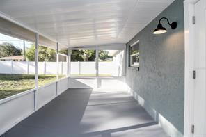 Building Photo - Recently updated, custom 3/2/2 on fenced c...