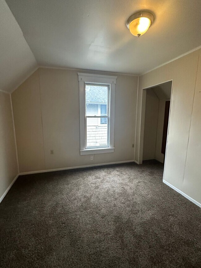 Building Photo - Akron Single-Family Home *ACCEPTING VOUCHERS*