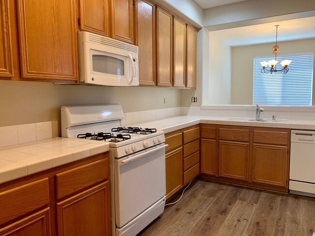 Building Photo - Beautiful Townhouse in Aliso Viejo