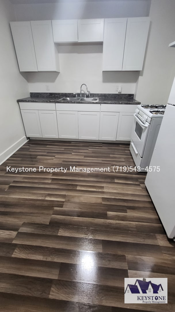 Building Photo - Small Dog Allowed! 1 Bedroom/1 Bathroom/1 Car Garage for Storage  $875/$875