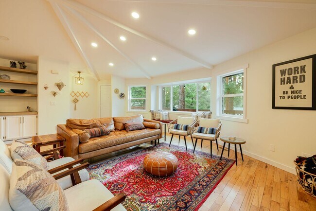 Building Photo - 3BR Furnished NW Bend Home