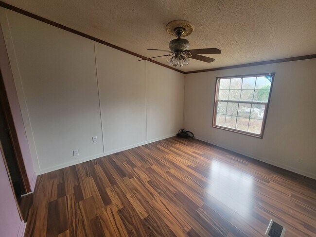 Building Photo - 427 4th St