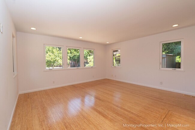 Building Photo - Beautiful, meticulously updated and  maint...