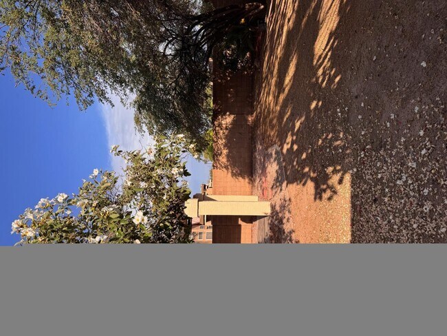 Building Photo - 979 E Brentrup Dr