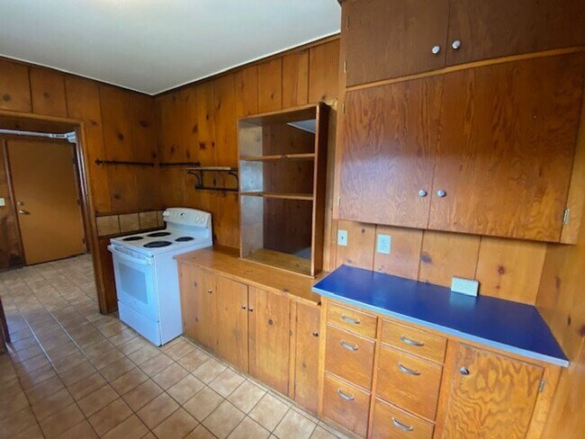 Building Photo - Beach Tract Cottage!
