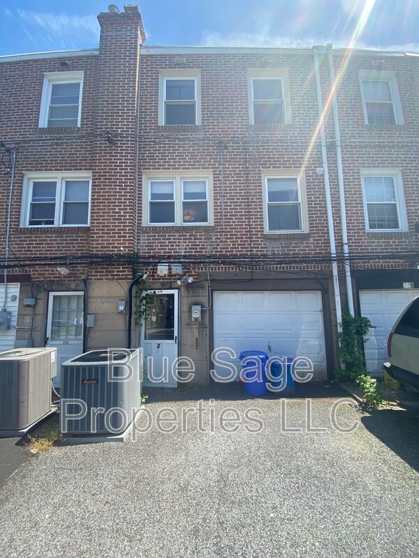 Building Photo - 227 Pine St