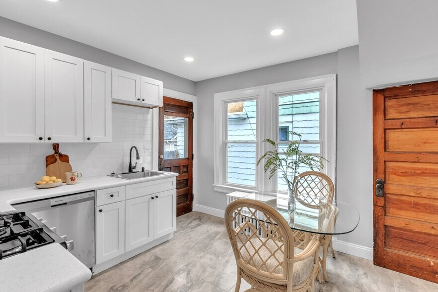 Building Photo - 80 E Hazeltine Ave