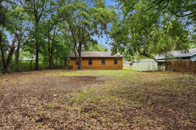 Building Photo - 310 Redwood Ave