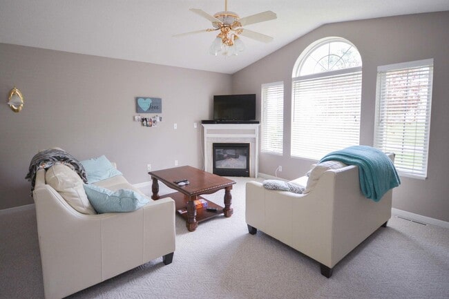 Building Photo - Private End-Unit Townhome with Walkout Basement