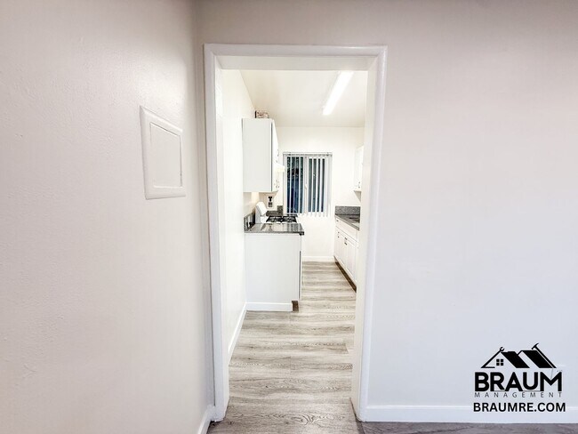 Building Photo - 15546 Vanowen St