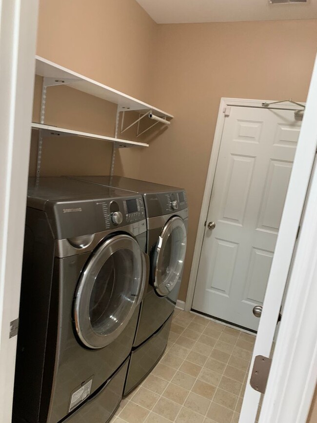 Building Photo - 4 bed 2 bath