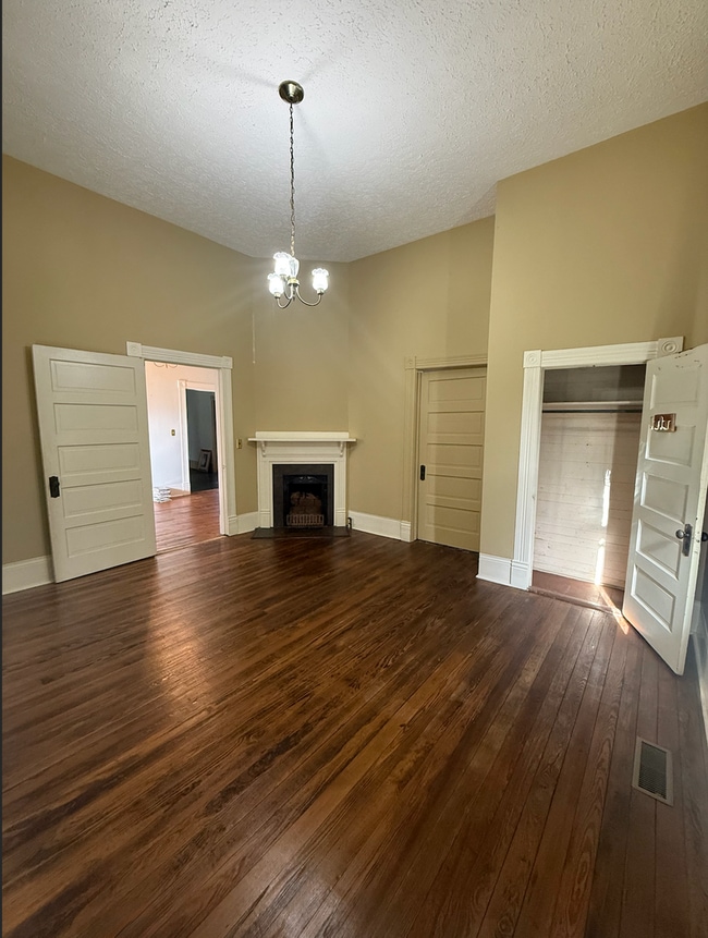 Building Photo - 2 bed/ 2 bath downtown home!